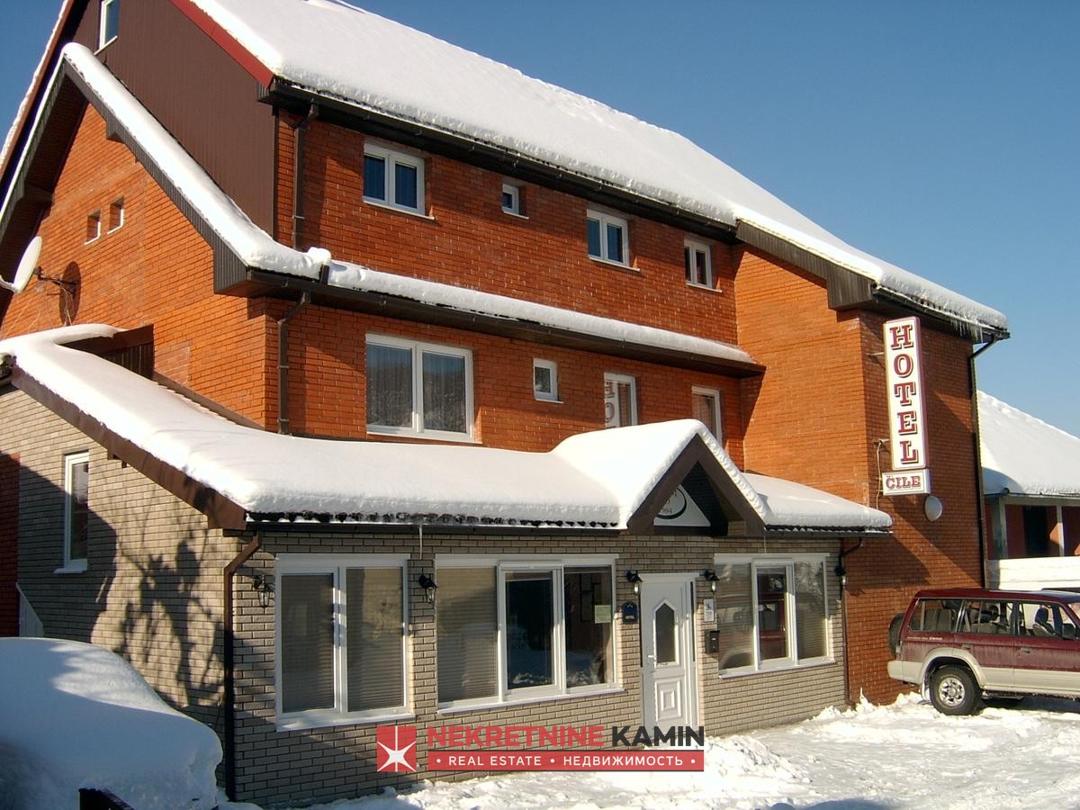 Kolašin, Karadağ'da 11 Odalı ve Üç Apartmanlı Üç Yıldızlı Otel